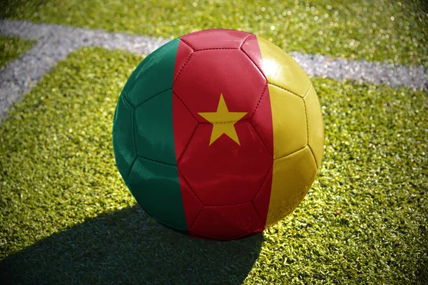 Bola Futebol Com Bandeira Nacional Dos Camarões Encontra Campo Verde — Fotografia de Stock