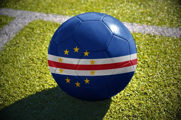 Pelota Fútbol Con Bandera Nacional Cabo Verde Encuentra Campo Verde — Foto de Stock