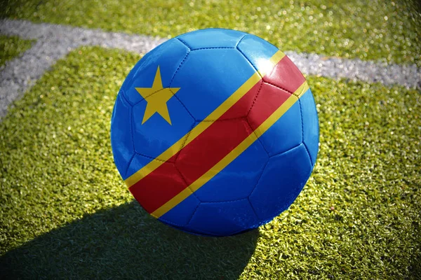 Piłki Nożnej Narodowa Flaga Demokratycznej Republiki Konga Leży Zielonym Polu — Zdjęcie stockowe