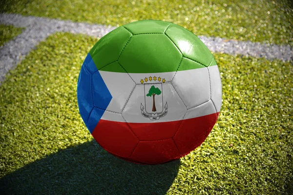 Футбольный Мяч Национальным Флагом Экваториальной Гвинеи Лежит Зеленом Поле Возле — стоковое фото