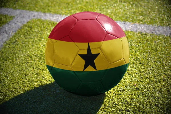 Bola Futebol Com Bandeira Nacional Ghana Encontra Campo Verde Perto — Fotografia de Stock