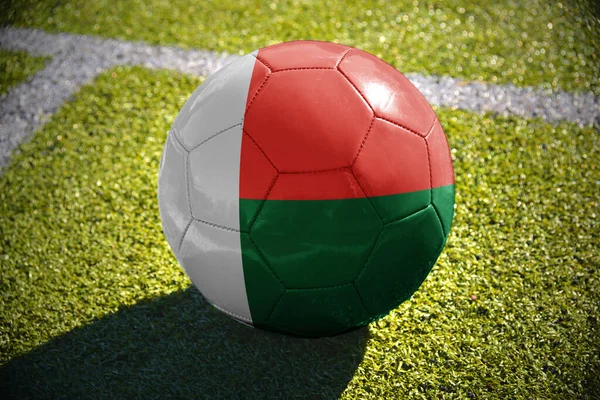 Fußball Mit Der Nationalflagge Madagaskars Liegt Auf Dem Grünen Feld — Stockfoto