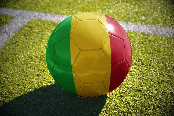 Pelota Fútbol Con Bandera Nacional Malí Encuentra Campo Verde Cerca — Foto de Stock