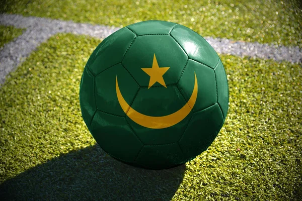 緑白ライン近傍にあるモーリタニアの国旗とサッカー ボール — ストック写真