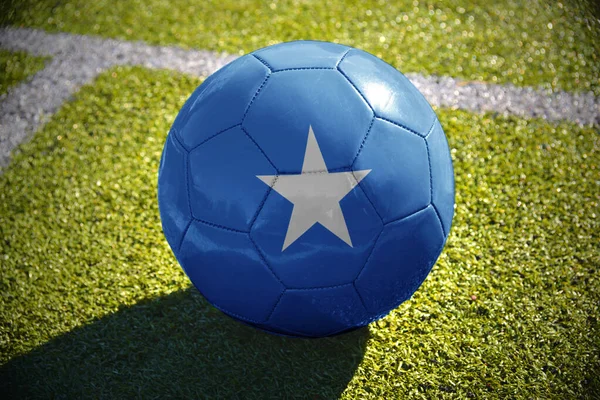 Beyaz Satırı Yakınlarında Yeşil Sahada Futbol Topu Somali Bayrağı Ile — Stok fotoğraf