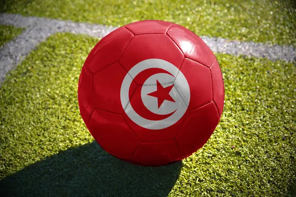 Beyaz Satırı Yakınlarında Yeşil Sahada Futbol Topu Tunus Bayrağı Ile — Stok fotoğraf