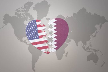 Amerika Birleşik Devletleri ve Katar 'ın ulusal bayrağıyla bir dünya haritası arka planında bulmaca kalbi. Kavram. 3B illüstrasyon