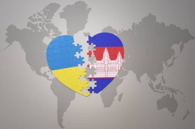 Ukrayna 'nın ulusal bayrağı ve Kamboçya' nın yapboz kalbi dünya haritasının arka planında. Kavram. 3B illüstrasyon
