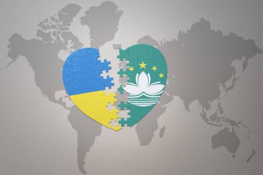 Ukrayna 'nın ulusal bayrağı ve Macau' nun yapboz kalbi dünya haritasının arka planında. Kavram. 3B illüstrasyon
