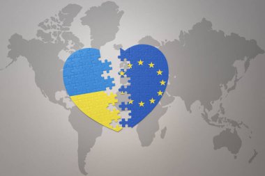 Ukrayna 'nın ulusal bayrağı ve Avrupa Birliği' nin yapboz kalbi dünya haritası arka planında. Kavram. 3B illüstrasyon