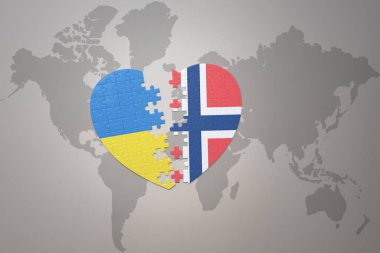 Ukrayna 'nın ulusal bayrağı ve Norveç' in yapboz kalbi dünya haritası arka planında. Kavram. 3B illüstrasyon