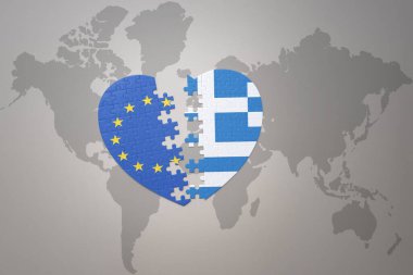 Avrupa Birliği 'nin ulusal bayrağı ve Yunanistan' ın dünya haritasında yer alan yapboz kalbi. Kavram. 3B illüstrasyon