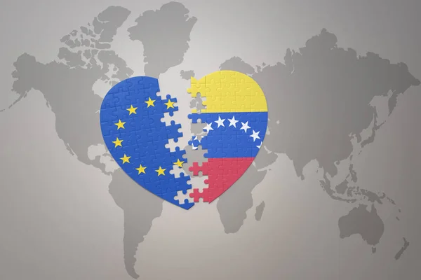 世界地図の背景に欧州連合とベネズエラの国旗が描かれたパズルハートです コンセプト 3Dイラスト — ストック写真