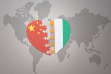 Çin 'in ulusal bayrağını taşıyan bulmaca kalp ve dünya haritası arka planında Cote Divoire. Kavram. 3B illüstrasyon