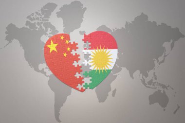 Çin ve Kürdistan 'ın ulusal bayrağını taşıyan bir yapboz kalbi dünya haritasının arka planında. Kavram. 3B illüstrasyon