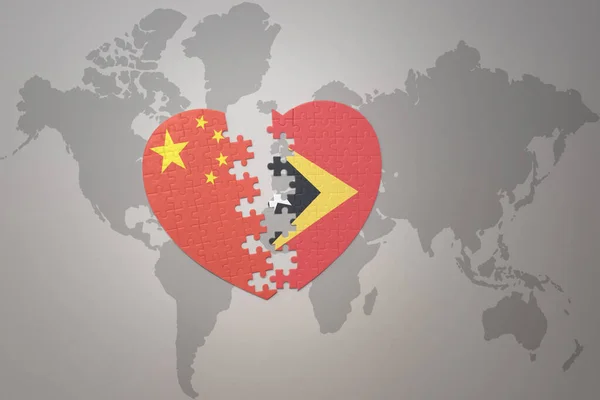 パズルハートで中国の国旗と東ティモールを世界地図の背景に コンセプト 3Dイラスト — ストック写真