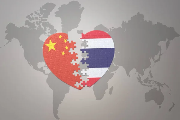 パズルハートは中国とタイの国旗を背景にした世界地図です コンセプト 3Dイラスト — ストック写真