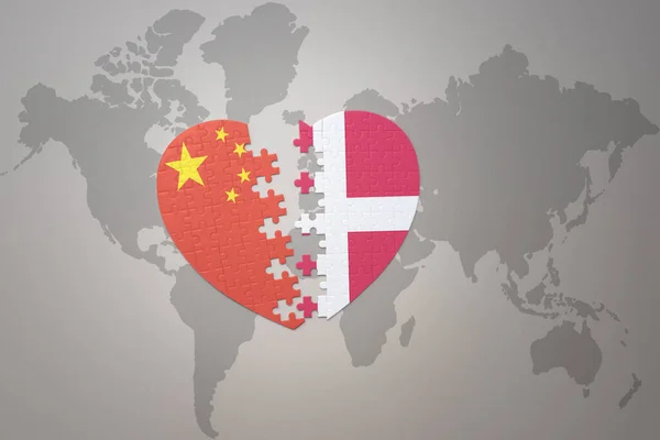 Serce Puzzle Flagą Narodową Chin Denmark Tle Mapy Świata Koncepcja — Zdjęcie stockowe
