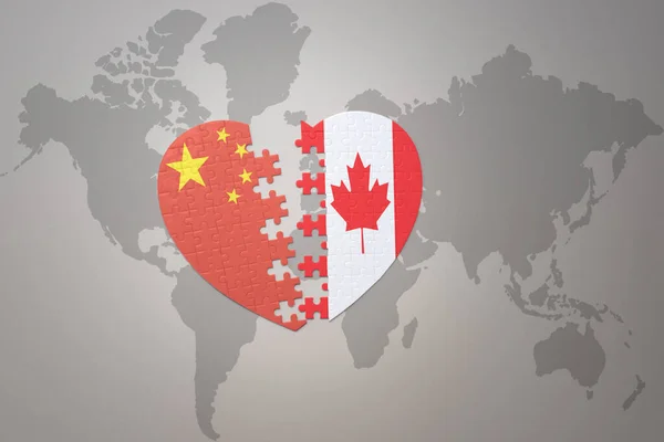 パズルハートで中国とカナダの国旗が世界地図の背景にあります コンセプト 3Dイラスト — ストック写真