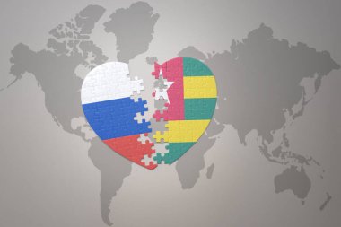 Rusya 'nın ulusal bayrağı ve dünya haritasının arka planında togo olan yapboz kalp. Kavram. 3B illüstrasyon