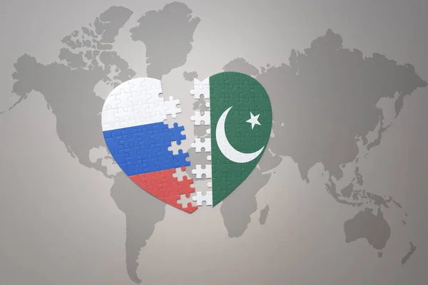 Puzzle Srdce Národní Vlajkou Ruska Pákistánu Pozadí Mapy Světa Koncept — Stock fotografie
