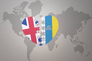 Kanarya adalarının ulusal bayrağı ve dünya haritasının arka planında bulunan büyük Britanya 'nın yapboz kalbi. Kavram. 3B illüstrasyon