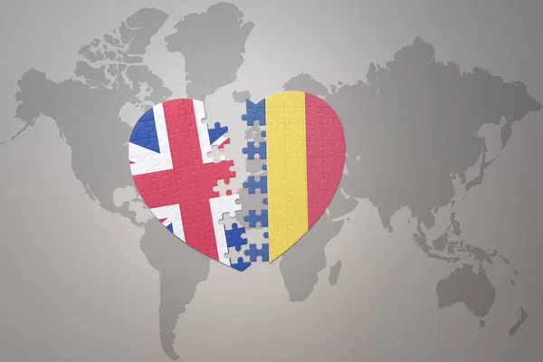 Serce Puzzle Flagą Narodową Rumunii Wielkiej Brytanii Tle Mapy Świata — Zdjęcie stockowe