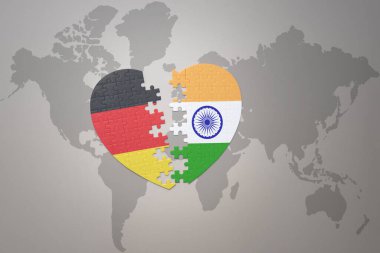 Hindistan ve Almanya 'nın ulusal bayrağını taşıyan yapboz kalp bir dünya haritası üzerinde. Kavram. 3B illüstrasyon