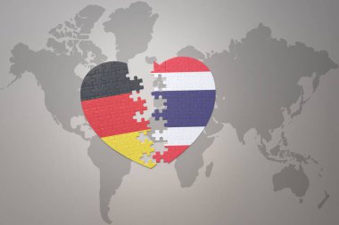 Dünya haritasının arka planında Tayland ve Almanya 'nın ulusal bayrağı olan bir bulmaca kalbi. Kavram. 3B illüstrasyon