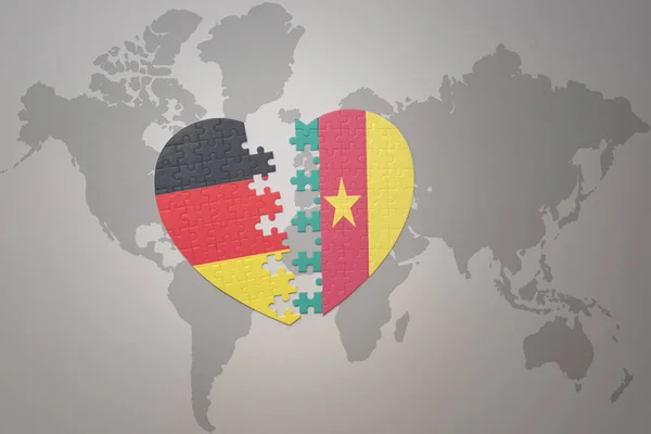 Puzzle Srdce Národní Vlajkou Kamerunu Německo Pozadí Mapy Světa Koncept — Stock fotografie