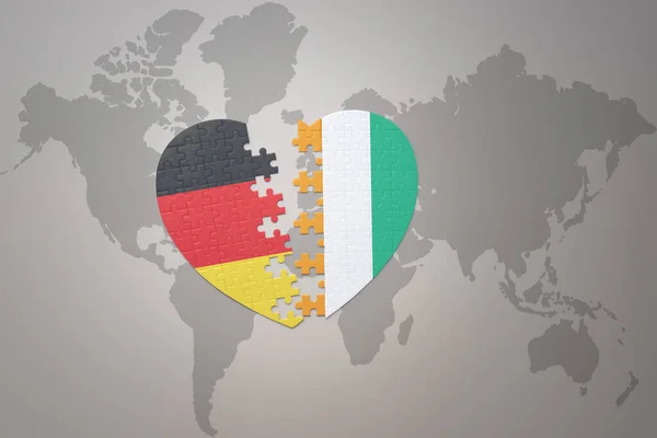 在世界地图的背景上 将德国国旗与德国国旗拼凑在一起 3D插图 — 图库照片