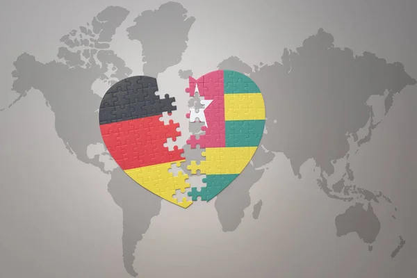 Puzzle Srdce Národní Vlajkou Togo Německo Pozadí Mapy Světa Koncept — Stock fotografie