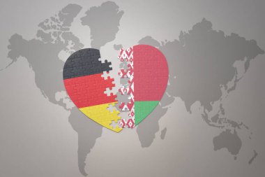 Dünya haritasının arka planında Belarus ve Almanya 'nın ulusal bayrağı olan bir yapboz kalp. Kavram. 3B illüstrasyon