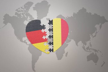 Dünya haritasının arka planında Belçika ve Almanya 'nın ulusal bayrağı olan bir bulmaca kalbi. Kavram. 3B illüstrasyon