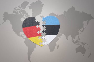 Dünya haritasının arka planında ulusal Estonya ve Almanya bayrağı olan bir bulmaca kalbi. Kavram. 3B illüstrasyon