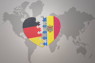 Moldova ve Almanya 'nın ulusal bayrağını taşıyan bir yapboz kalbi dünya haritasının arka planında. Kavram. 3B illüstrasyon