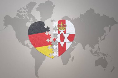 Kuzey İrlanda ve Almanya 'nın ulusal bayrağını taşıyan bir yapboz kalbi dünya haritasında. Kavram. 3B illüstrasyon