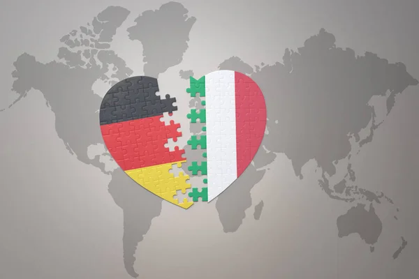 在世界地图的背景上 用意大利和德国国旗拼凑人心 3D插图 — 图库照片
