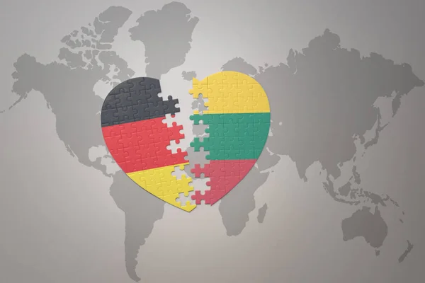 Puzzle Srdce Národní Vlajkou Lituánie Německo Pozadí Mapy Světa Koncept — Stock fotografie