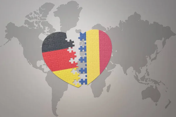 Puzzelhart Met Nationale Vlag Van Romanië Duitsland Een Wereldkaart Achtergrond — Stockfoto