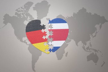 Dünya haritasının arka planında Costa Rica ve Almanya 'nın ulusal bayrağını taşıyan bir bulmaca kalbi. Kavram. 3B illüstrasyon