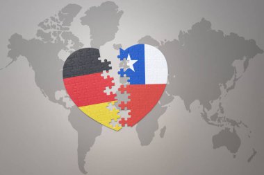 Dünya haritasının arka planında Şili ve Almanya 'nın ulusal bayrağı olan bir yapboz kalbi. Kavram. 3B illüstrasyon