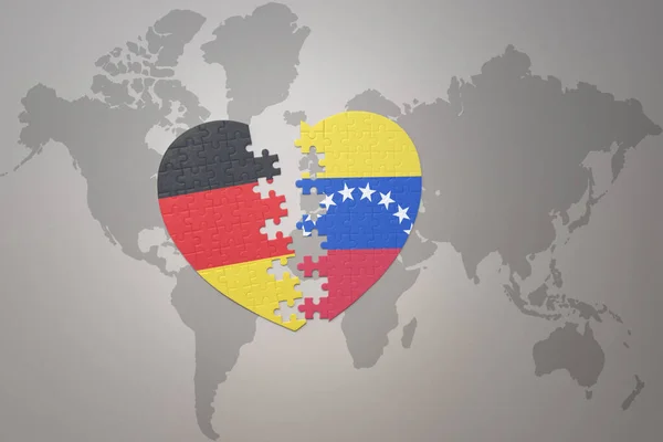 世界地図の背景にベネズエラとドイツの国旗が描かれたパズルハートです コンセプト 3Dイラスト — ストック写真