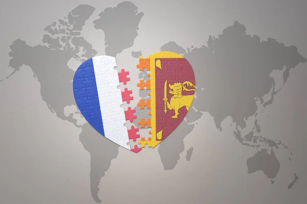 在世界地图的背景上 用法国国旗和Sri Lanka国旗拼凑人心 3D插图 — 图库照片