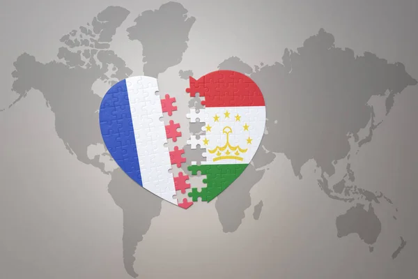 在世界地图的背景上 用法国国旗和塔吉德国旗拼凑人心 3D插图 — 图库照片