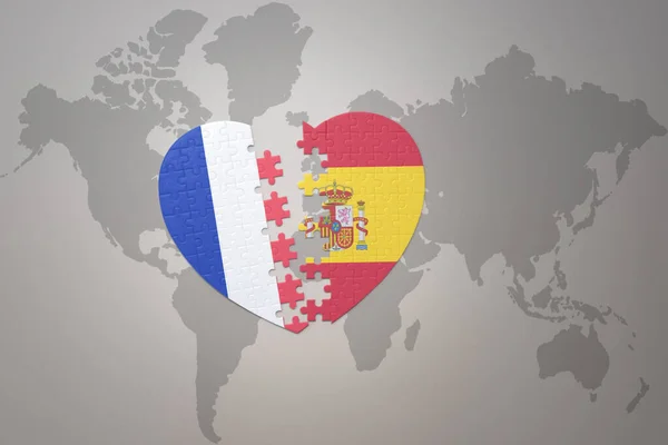 在世界地图的背景上 用法国国旗和西班牙国旗拼凑人心 3D插图 — 图库照片