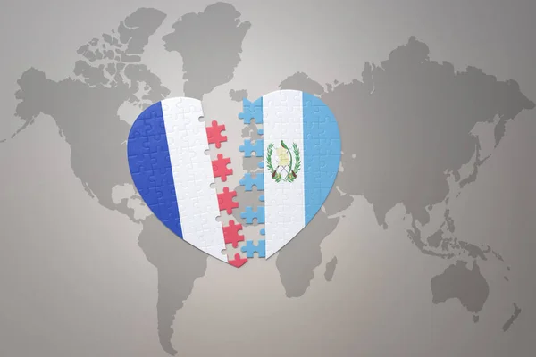 Головоломка Сердце Национальным Флагом Франции Гватемалы Фоне Карты Мира Концепция — стоковое фото