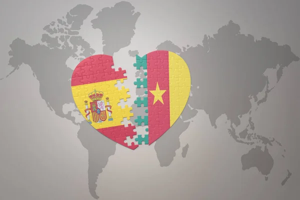 在世界地图的背景上 用迷彩和西班牙国旗拼凑人心 3D插图 — 图库照片
