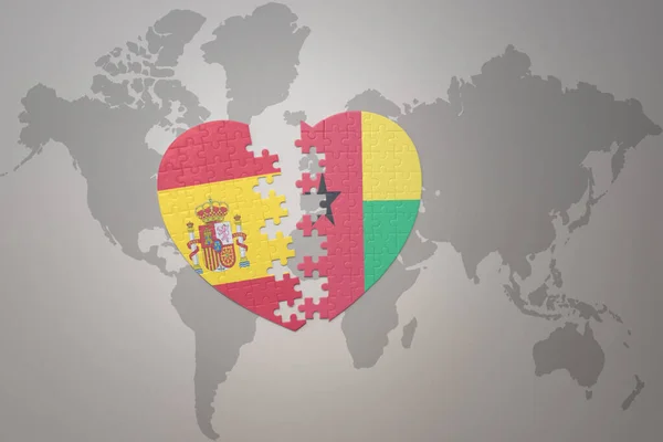 在世界地图的背景上 用蓝色和西班牙国旗拼图心形图案 3D插图 — 图库照片