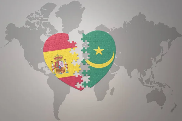 在世界地图的背景上 用莫里塔尼亚国旗和西班牙国旗拼图心形图案 3D插图 — 图库照片